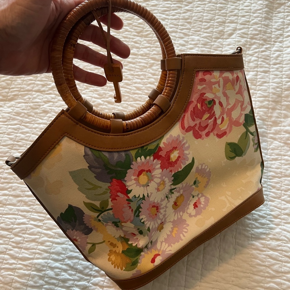 Small vintage looking floral purse in pretty shades of pink looks like new.